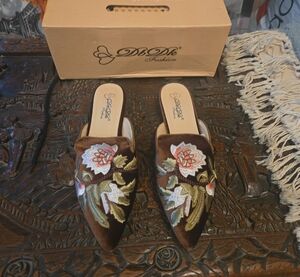 DbDk Fashion Brown Velvet Floral Embroidered Slip-On Mules